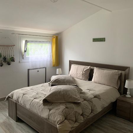 Готель Chez Fifi&Stella Neufmoutiers-en-Brie Екстер'єр фото